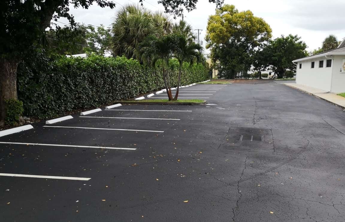 HOA asphalt parking lot sealcoating in Palm Beach, FL.